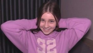 Coroa peituda cavalgando