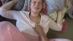 Coroa morena exibindo a bunda